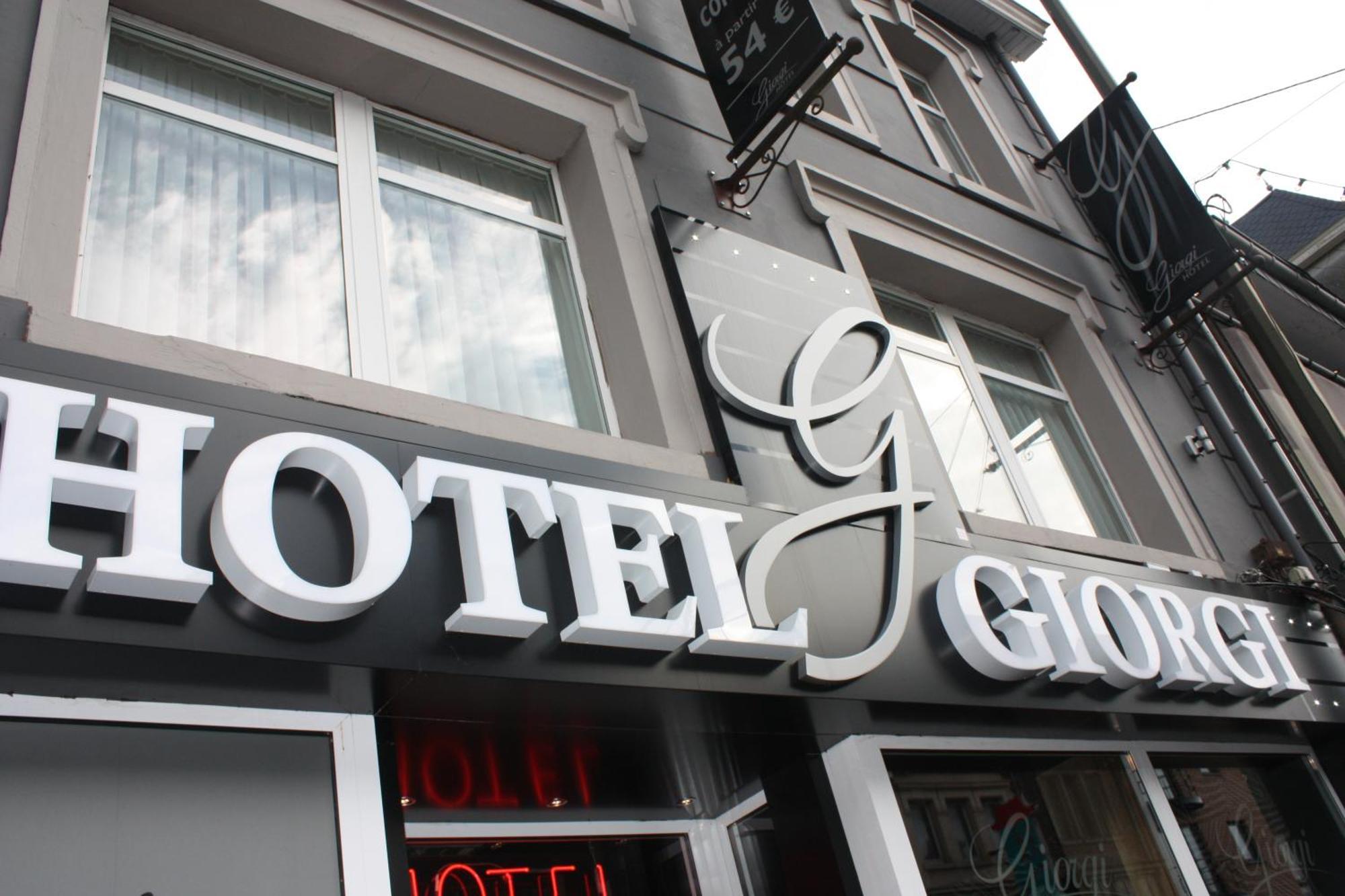 Hotel Giorgi Et Logements Insolites-Jacuzzi Prive バストーニュ エクステリア 写真