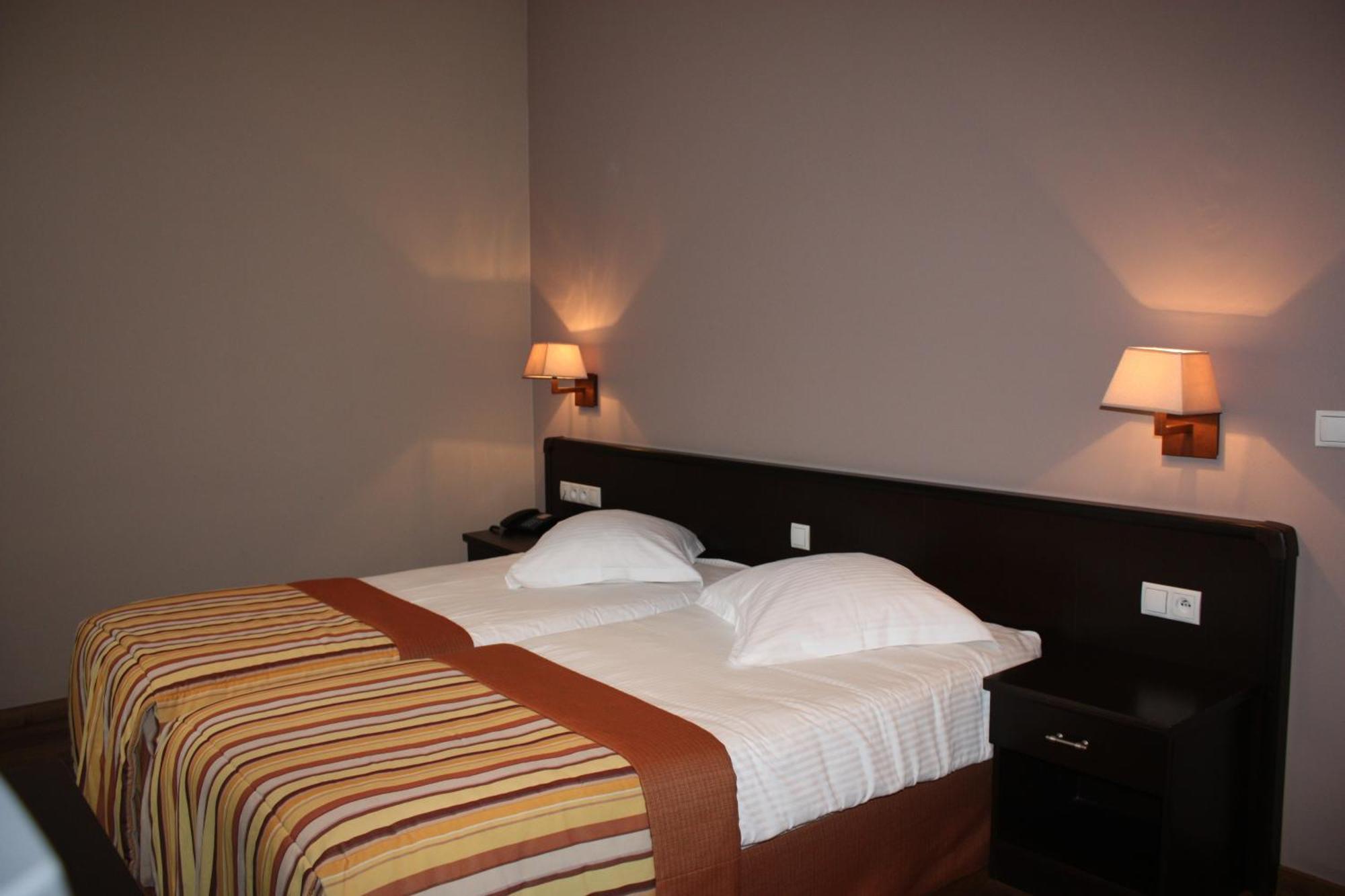 Hotel Giorgi Et Logements Insolites-Jacuzzi Prive バストーニュ エクステリア 写真