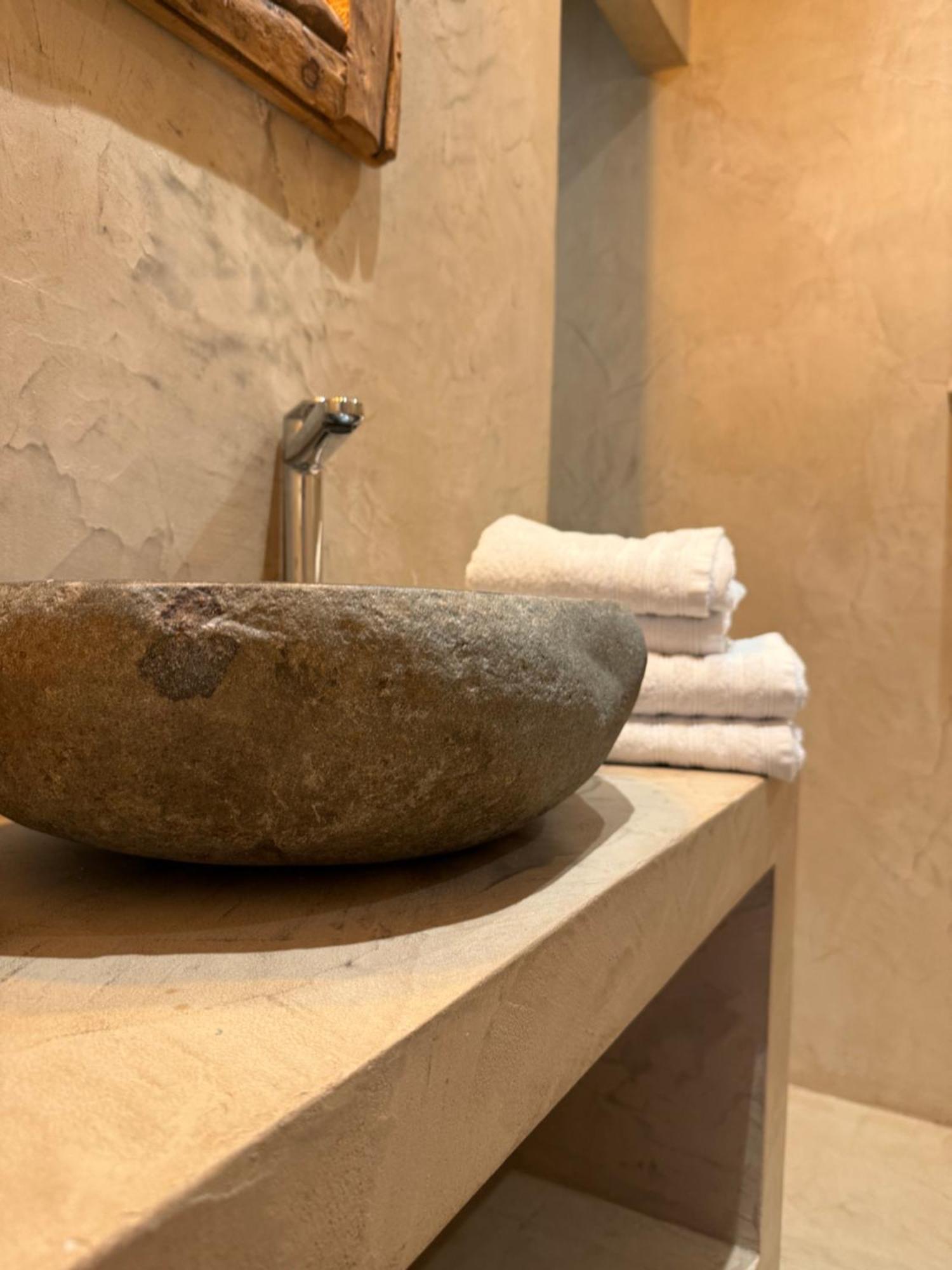 Hotel Giorgi Et Logements Insolites-Jacuzzi Prive バストーニュ エクステリア 写真