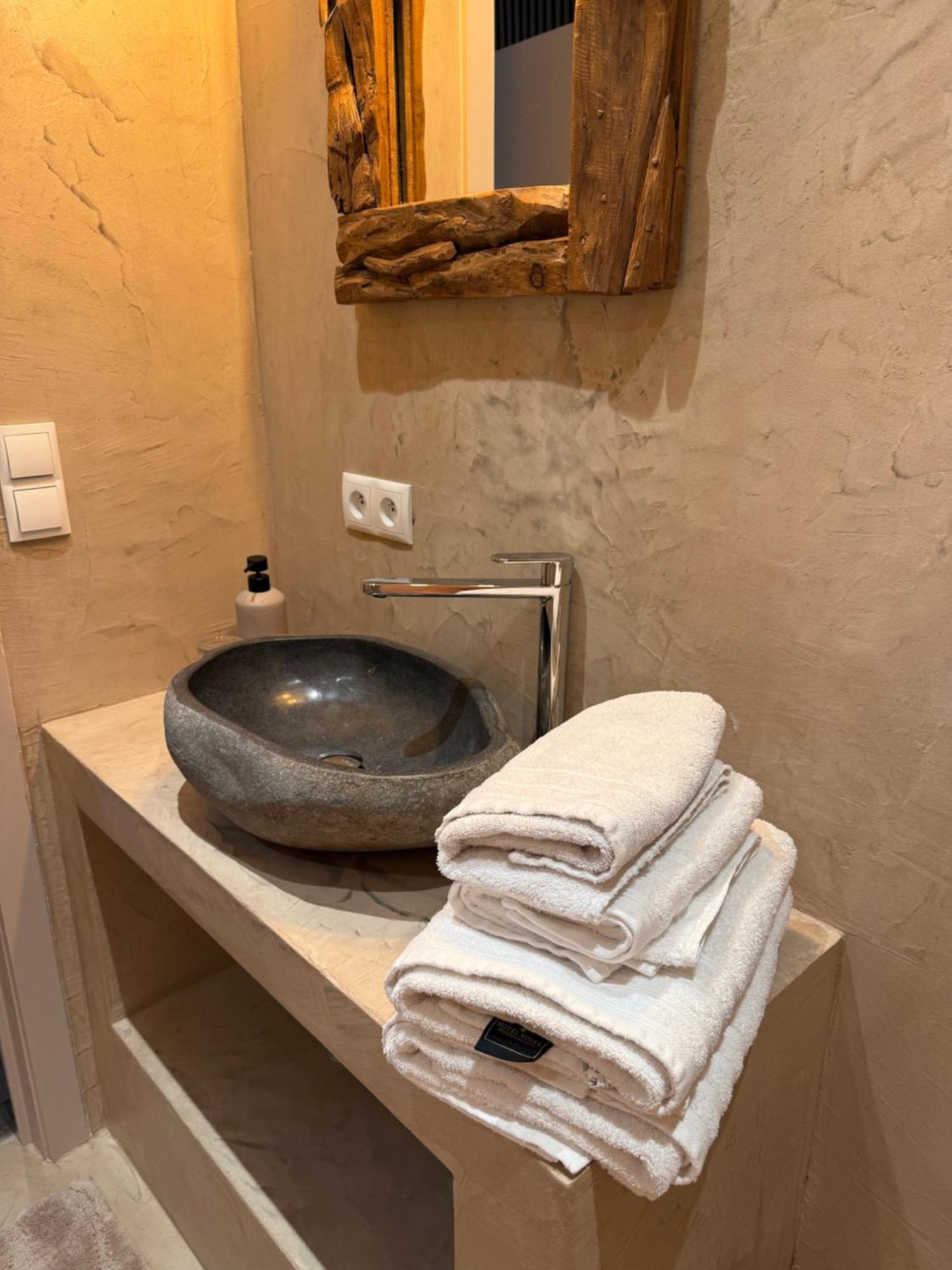 Hotel Giorgi Et Logements Insolites-Jacuzzi Prive バストーニュ エクステリア 写真